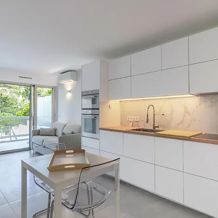 Bright Studio With Pool In Appartement Antibes